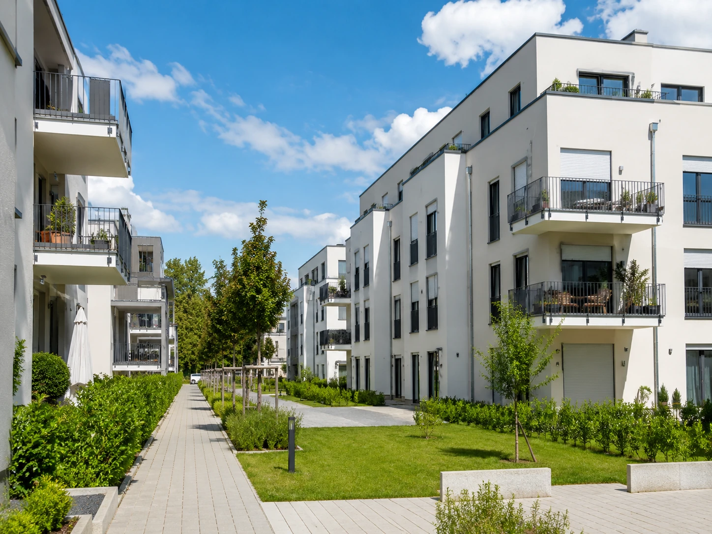 Mehrfamilienhaus mit Wohnungen und begrünten Außenflächen